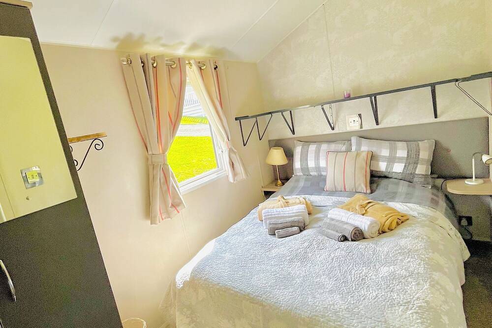 Cornwall Sea/Countryside Caravan with Hot Tub Family and Pet Friendly in Newquay, Cornwall