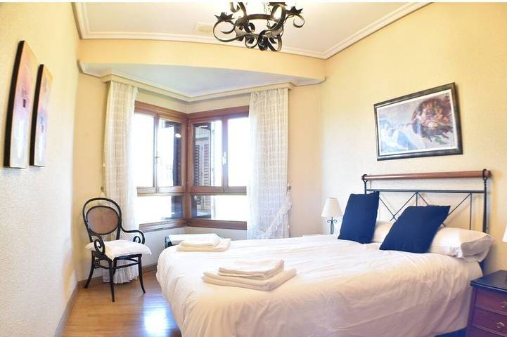 Quiet, fully furnished house with a pool, barbecue, and large garden in Olite, Navarra Province