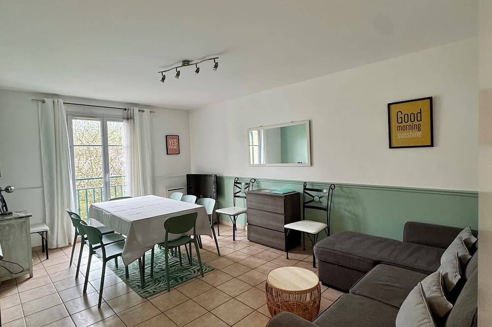 Entire apartment, Disneyland flat, 8 guests, Wifi, Rer A train at 2mn walk ,Paris 35 mnluxury Apartment in Chessy, Seine-et-Marne
