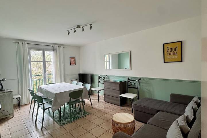 Appartement de vacances pour 8 personnes, avec balcon et jardin à Chessy