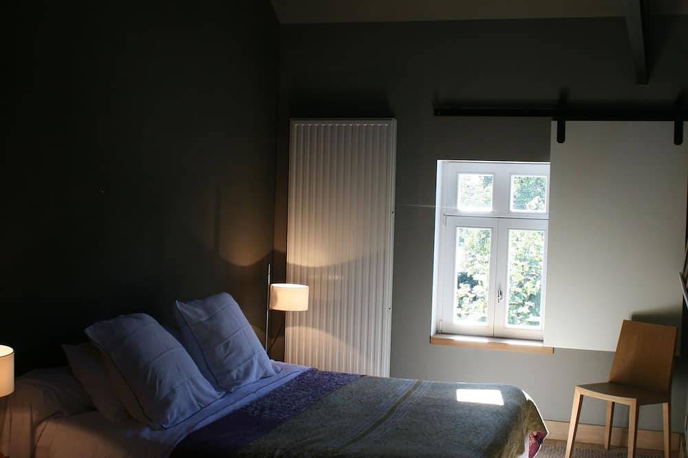 Een loft appartement in een oud gerenoveerd huis op het platteland in de buurt van Namen in Aische-En-Refail, Éghezée