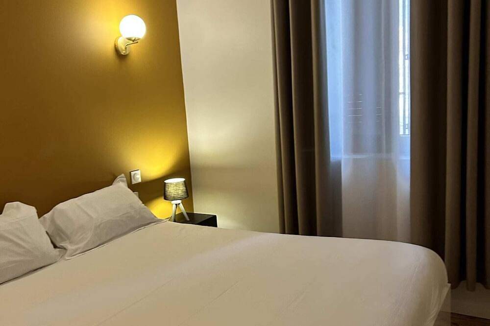 Entire apartment, 2-person air-conditioned 1-bedroom apartment near Aïga Resort Grand Sarcoui A01 in Châtel-Guyon, Volcans d'Auvergne Regional Nature Park