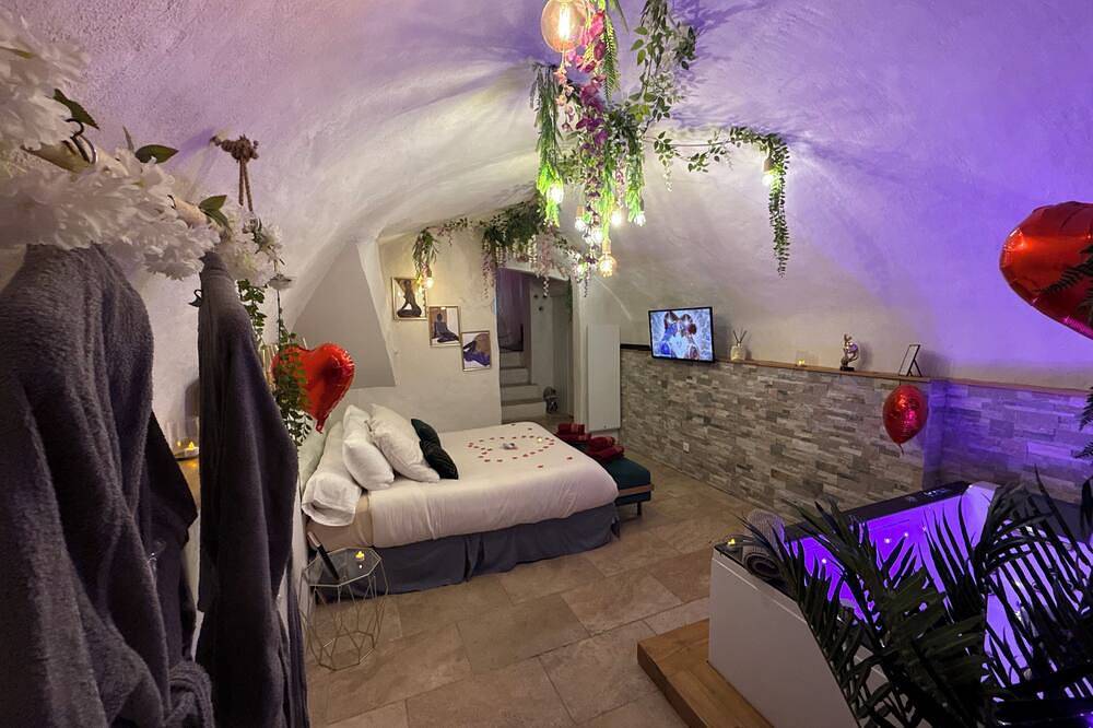 Suite Les Bains D'aphrodite in Auriol, Marseille region