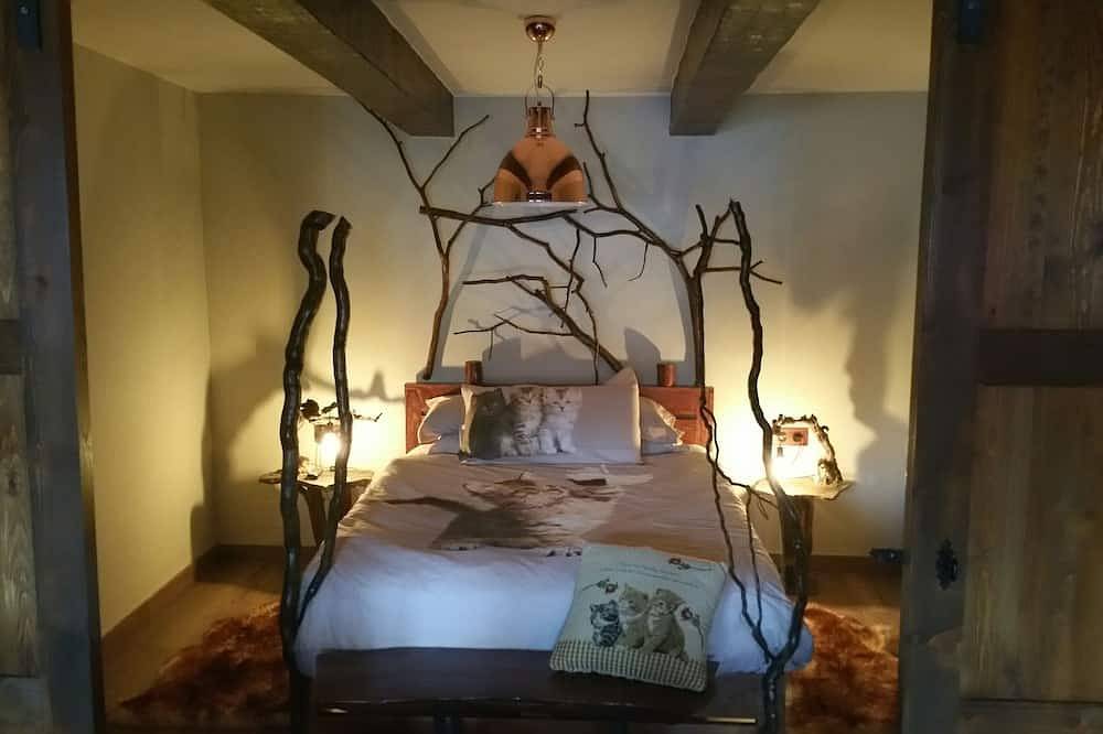 Entire apartment, Apartment in center Borredà 4 places. Spectacular Rustic Design. Mountain views in Borredà, Catalan Pyrenees