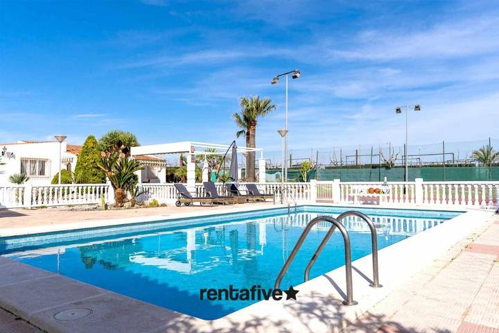 Casa rural para 10 personas, con jardín además de balcón y piscina en Santa Pola