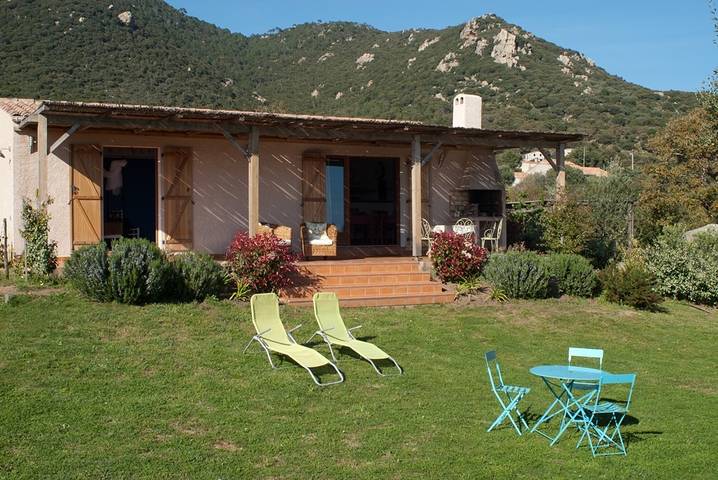 Gîte pour 4 personnes, avec Terrasse ainsi que Jardin et Vue à Monacia-d'Aullène