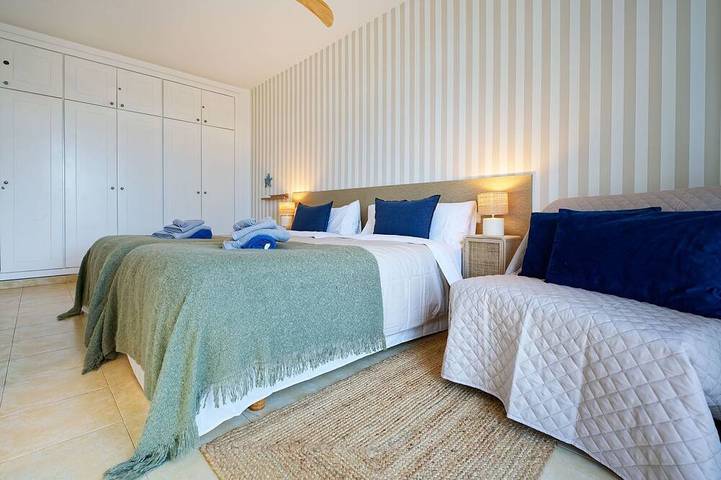 Villa Meloneras 21 beachside with BBQ, access to pool, jacuzzi & kids playground in Playa de las Meloneras, San Bartolomé de Tirajana
