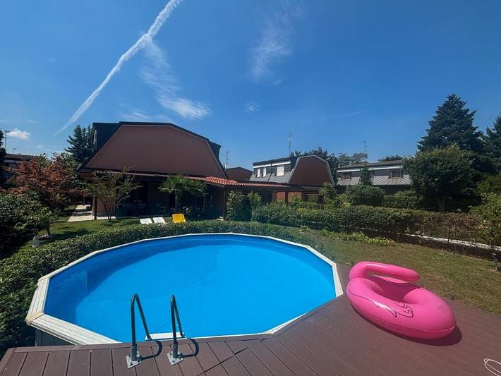 Casa vacanza per 6 persone, con giardino e piscina in Bollate