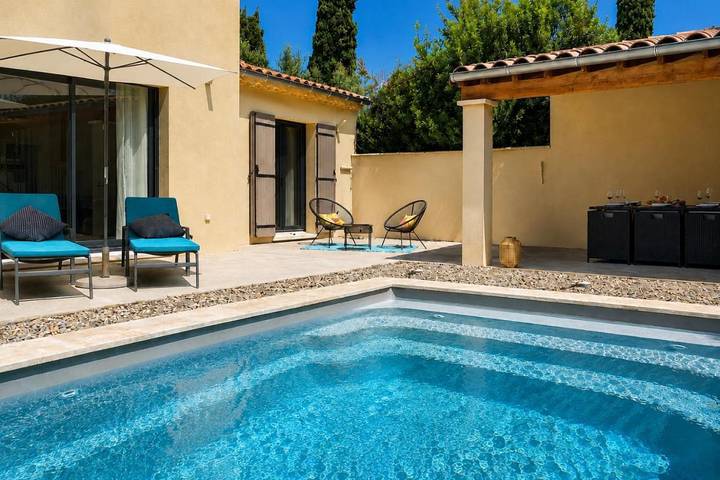 Location de vacances pour 8 personnes, avec Terrasse ainsi que Jardin et Piscine à Mas-Blanc-des-Alpilles