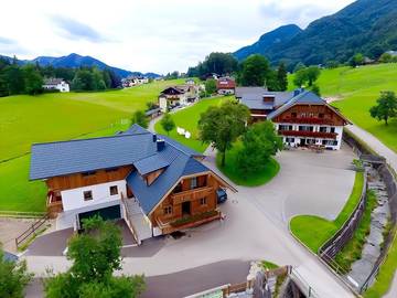 Cottage pour 2 personnes, avec vue et balcon ainsi que vue sur le lac et jardin, adapté aux familles à Sankt Wolfgang im Salzkammergut