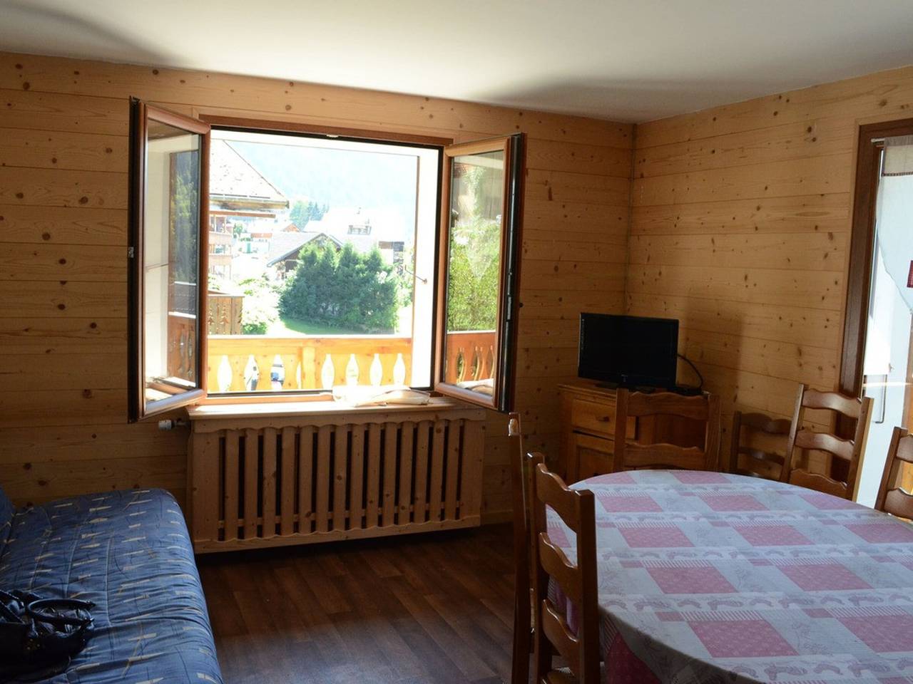 Appartement entier, Chalet confortable 4 pièces, proche centre et remontées, 8 personnes, parking, animaux admis in Chatel, Les Portes du Soleil