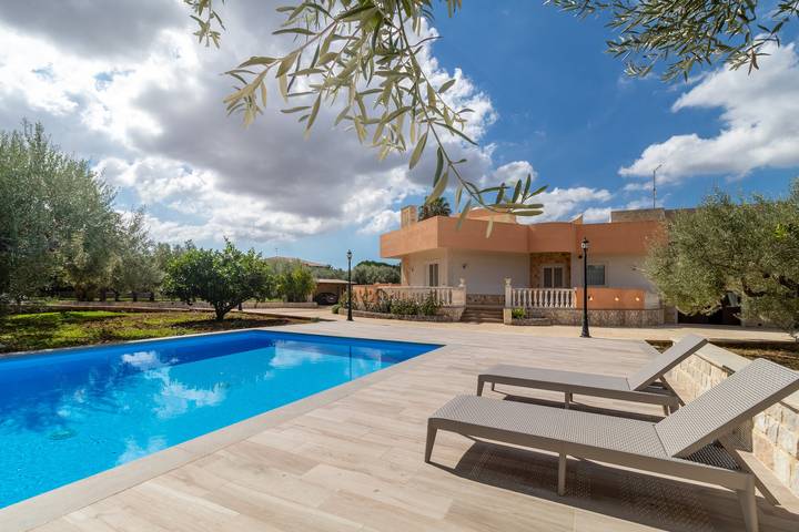 Villa Bartolomeo con piscina, giardino e Wi-Fi in Modica, Provincia di Ragusa
