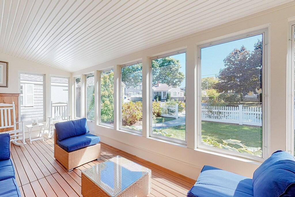 Quaint coastal home with fast Wifi, W/D, skylights, and outdoor grilling in Harwich Port, Harwich