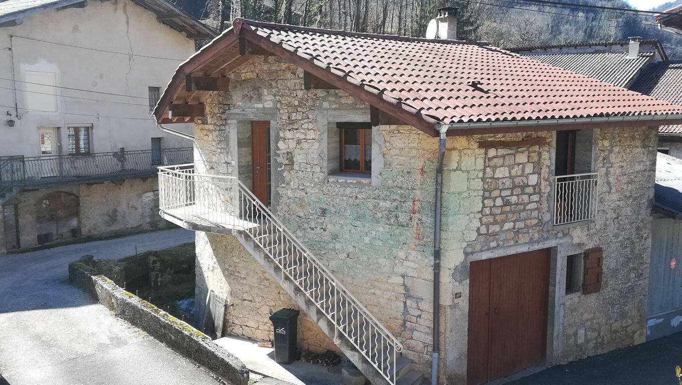 Gîte du Pressoir au bord du ruisseau in Cerdon (Ain), Nantua