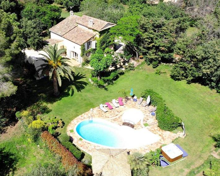 Chambre d’hôte pour 4 personnes, avec jacuzzi ainsi que jardin et piscine