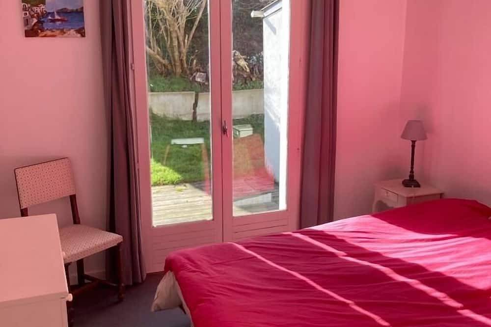 House surrounded by a garden, 5 mns walk from the beach. Saturday to Saturday. in Wissant, Boulogne-sur-Mer region
