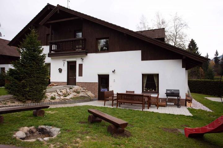 Ferienhaus für 14 Personen, mit Balkon und Garten sowie Sauna in Harrachov