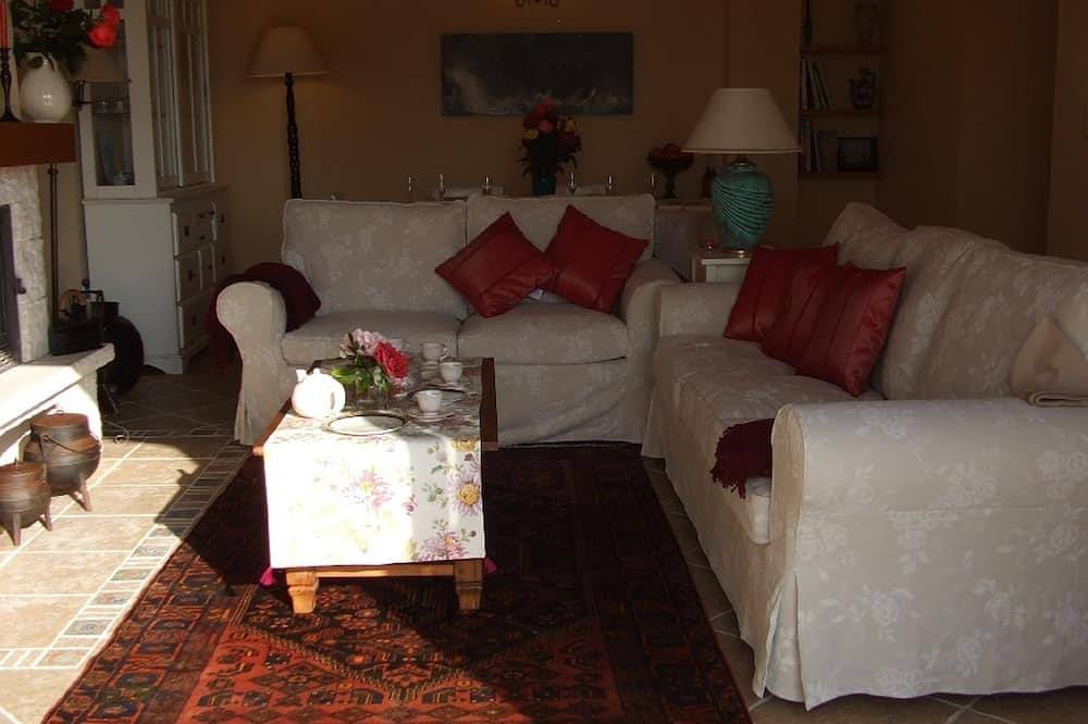 Beautiful house in front of the sea in Azenhas do Mar, near beaches, private poo in Azenhas do Mar, Costa de Lisboa