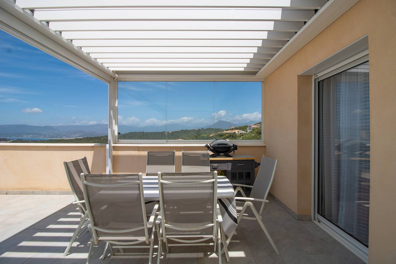 Entire apartment, Apartment 'Bel Neuf, Climatisé' with Sea View, Shared Pool and Wi-Fi in Albitreccia, Ajaccio region