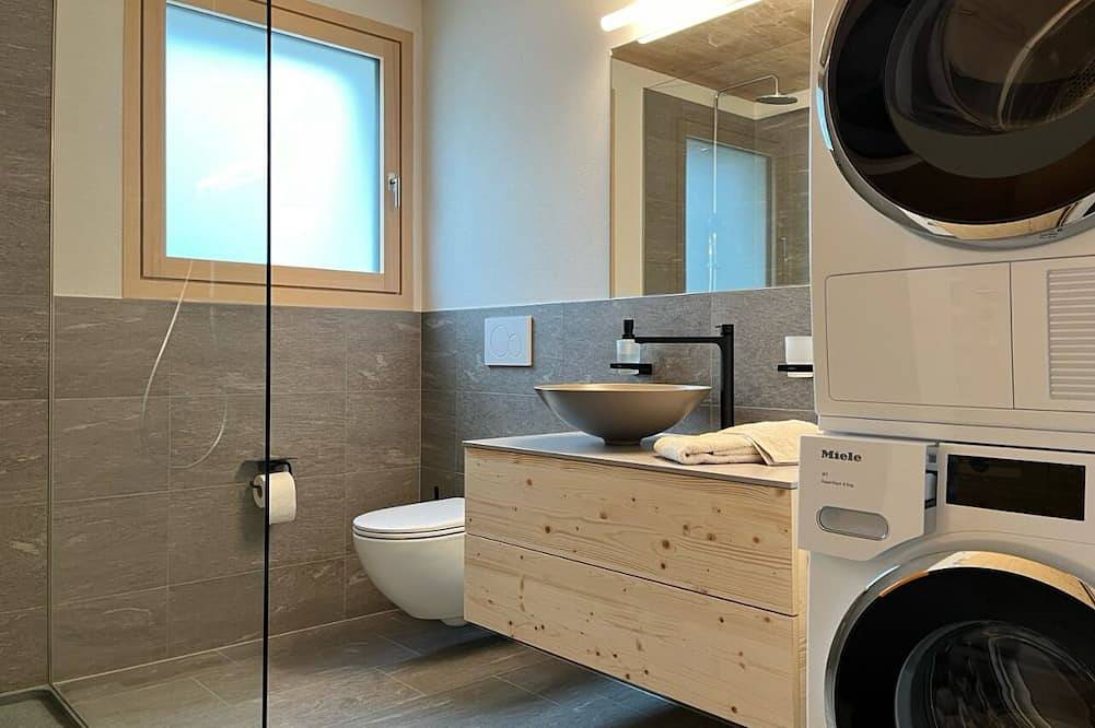 Ganze Wohnung, Neue Ferienwohnung in mitten der Skiarena Andermatt Sedrun mit Indoorgolfplatz in Sedrun, Tujetsch