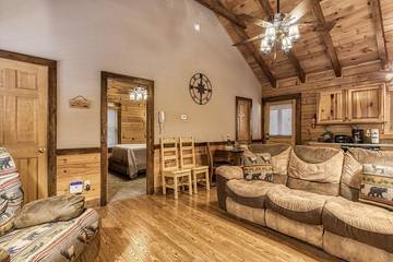 Log Cabin for 4 Guests in Pigeon Forge, Sevier County, Picture 3