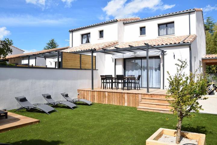 Location de vacances pour 6 personnes, avec Jacuzzi et Terrasse ainsi que Jardin et Vue à Saint-Just