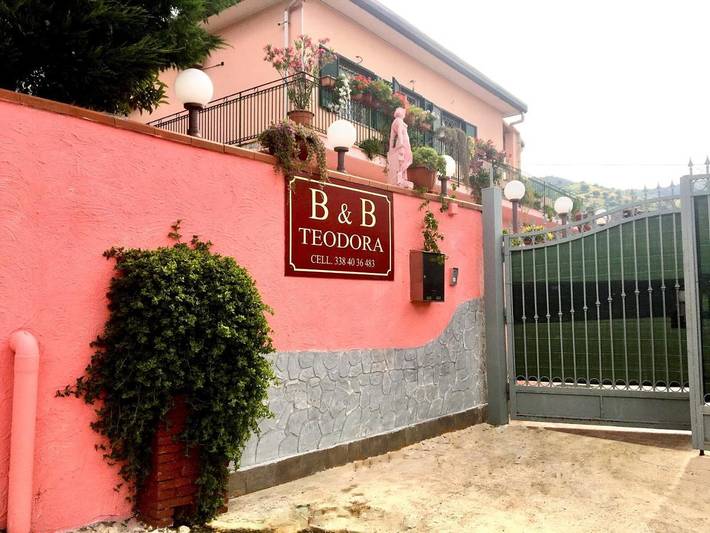 Location de vacances pour 3 personnes, avec terrasse et vue à Graniti - 2