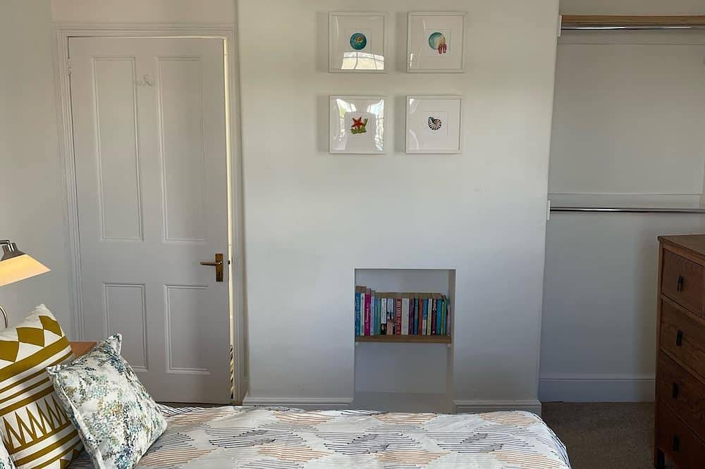 Ideal for families and pet owners, parking space and 5 minutes walk to the beach in Shaldon, Devon
