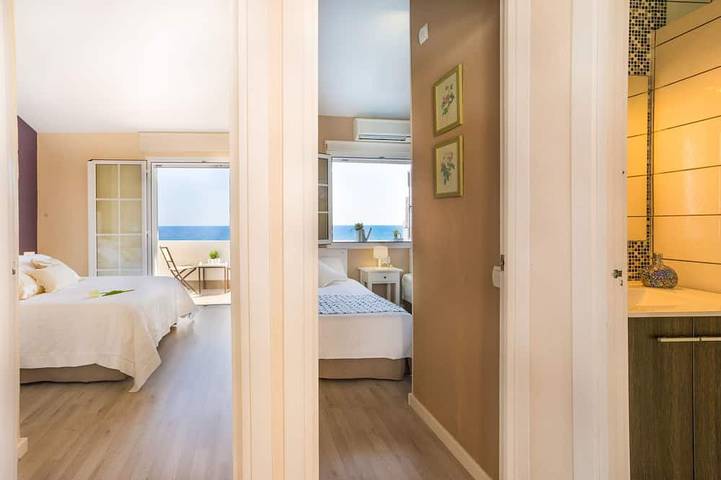 Haus steil, 30 m Strand, Tv, Wifi, Parkplatz und Pool in Cap Salou, Salou