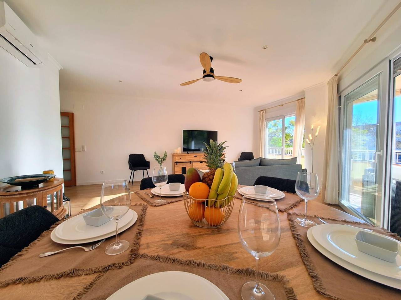 Holiday Home 'Sol y Luz en Puerto de Jávea' with Shared Pool, Wi-Fi & Air Conditioning in Javea Port, Jávea