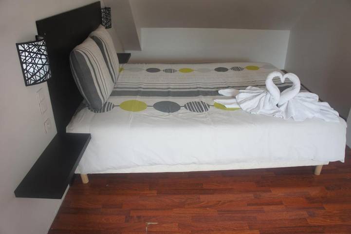 Gîte pour 2 personnes, avec jardin ainsi que terrasse et vue, adapté aux familles dans Cité du Volcan - 4