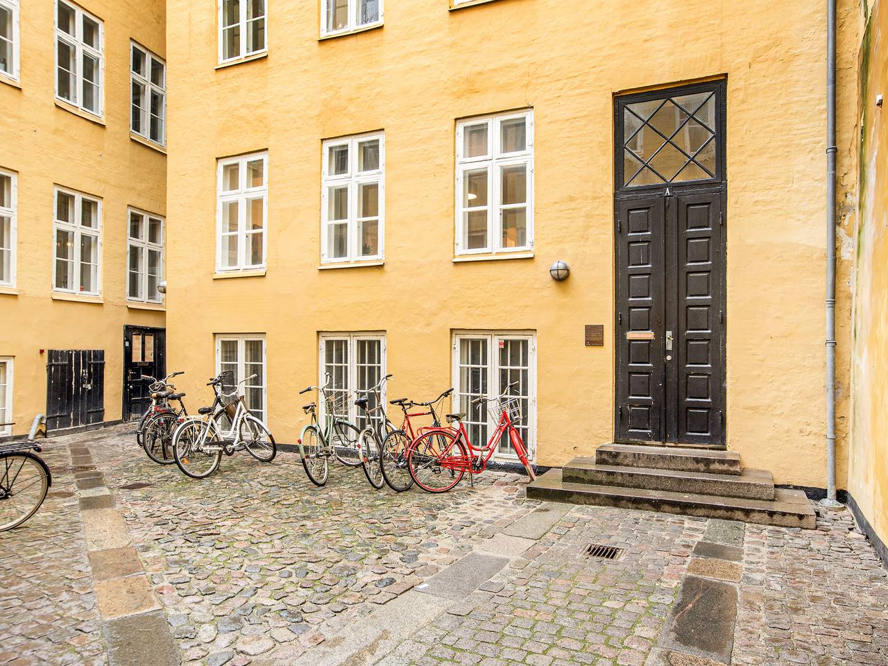 Entire apartment, Tivoli 2 - Spacious 3 Bedroom near Tivoli in Copenhagen City, Copenhagen