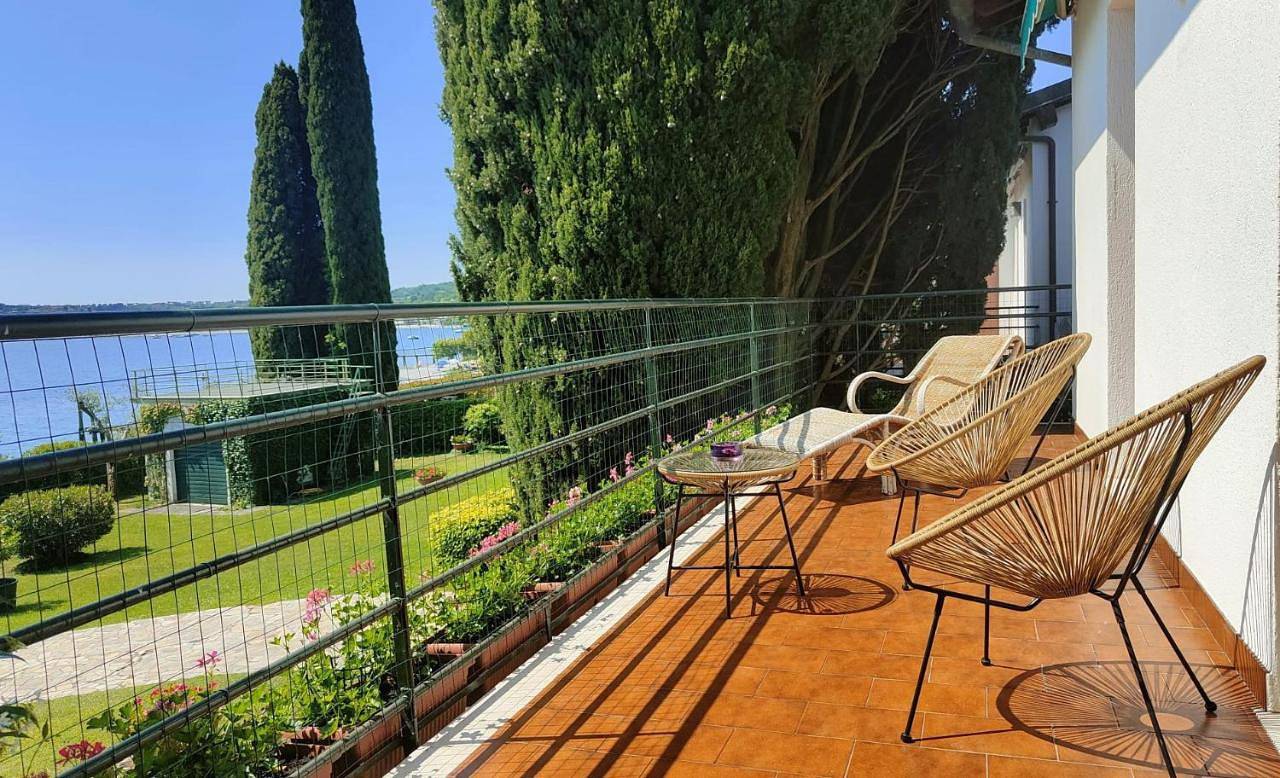 Villa Cecilia fronte spiaggia con aria condizionata e ampio giardino in Spiaggia Gardiola, San Felice del Benaco