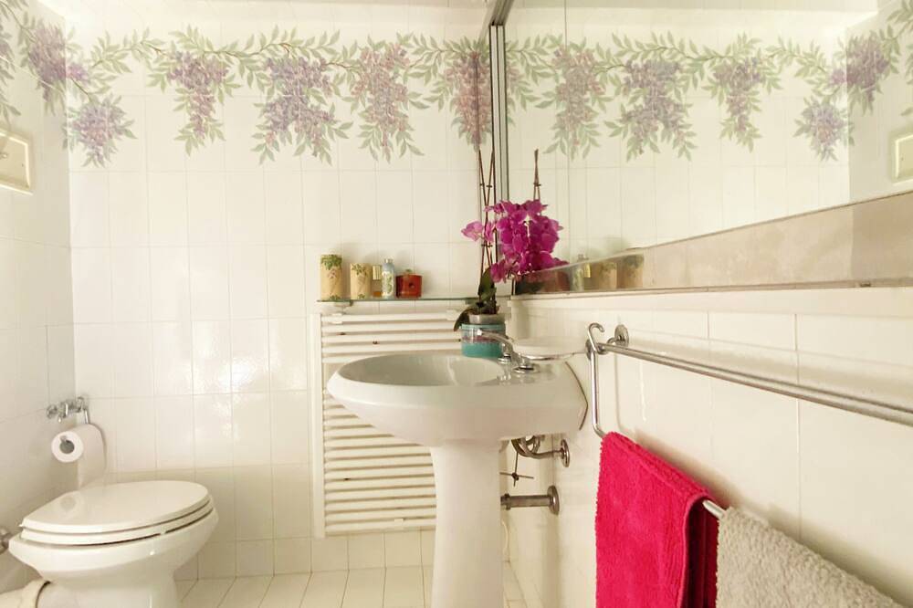 Modern\" double room with bathroom in a late 19th century villa in Parma, Parma Provinz