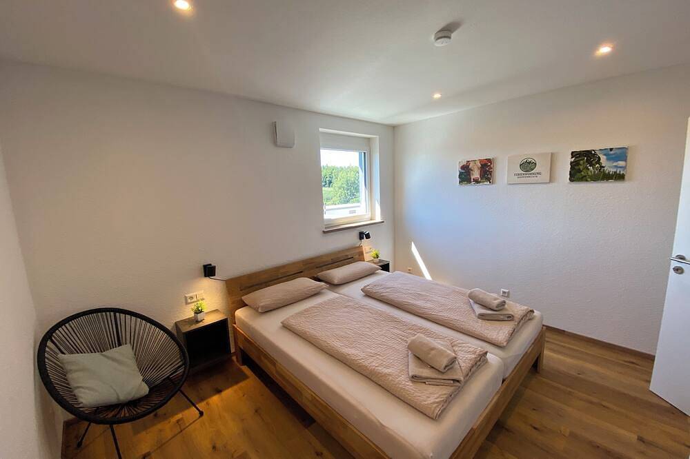 Ganze Wohnung, Frisch renovierte Ferienwohnung Hopfenblick 100qm 6 Personen Dachterasse in Tettnang, Region Bodensee-Oberschwaben