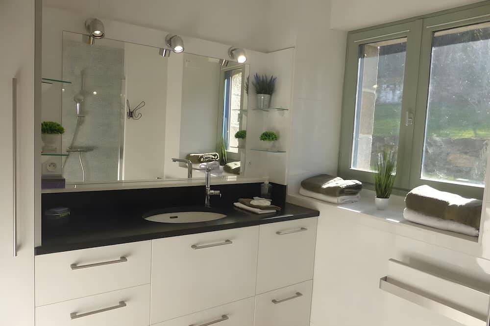 Casa Vacacional 'Gite Ar Maez' con Terraza Privada, Jardín Compartido y Wi-Fi in Saint-Nolff, Parque natural regional del Golfo de Morbihan