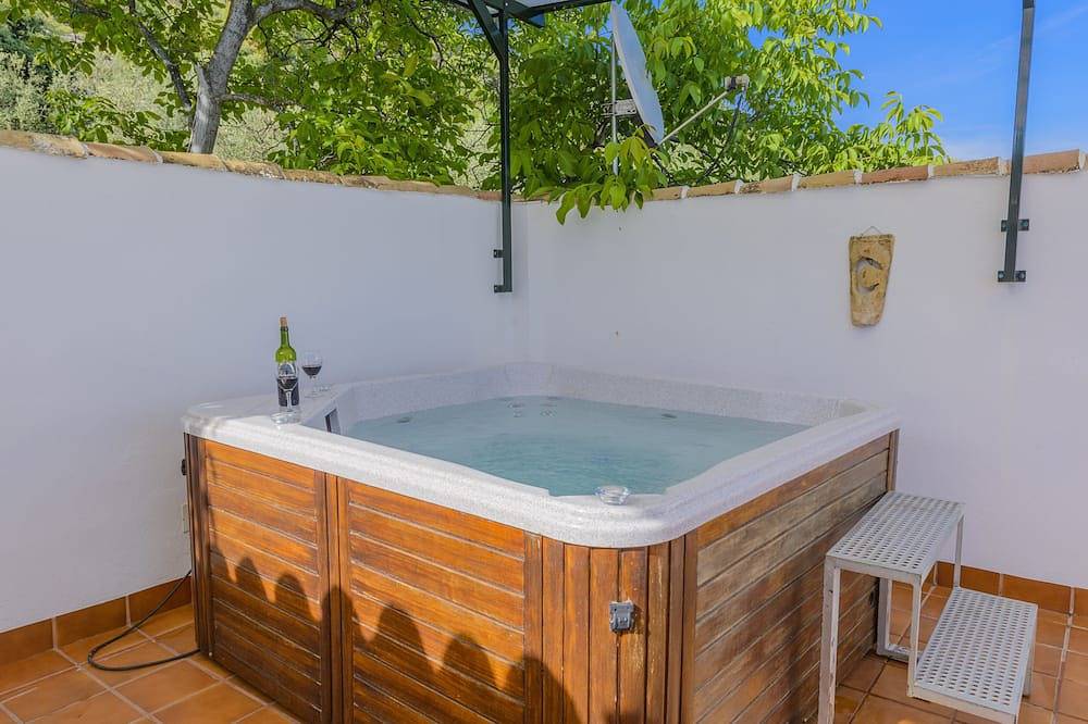 Casa de campo, gran piscina, buenas vistas a Iznajar y a la montaña, jacuzzi opc in Rute, Sierras Subbéticas
