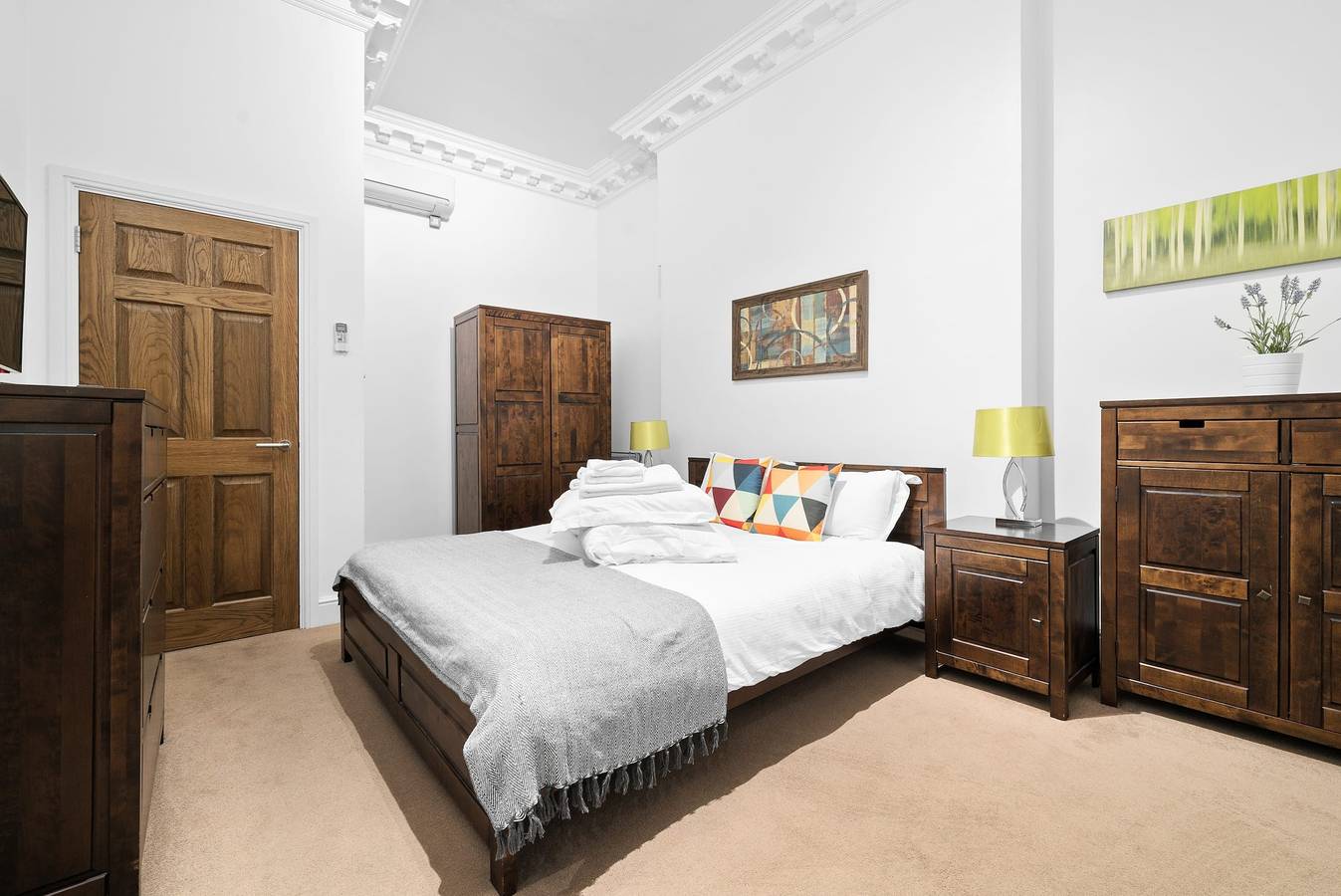 Entire apartment, 1Bg Former Embassy 1Br sleeps 4 with Air Con in Downtown, London