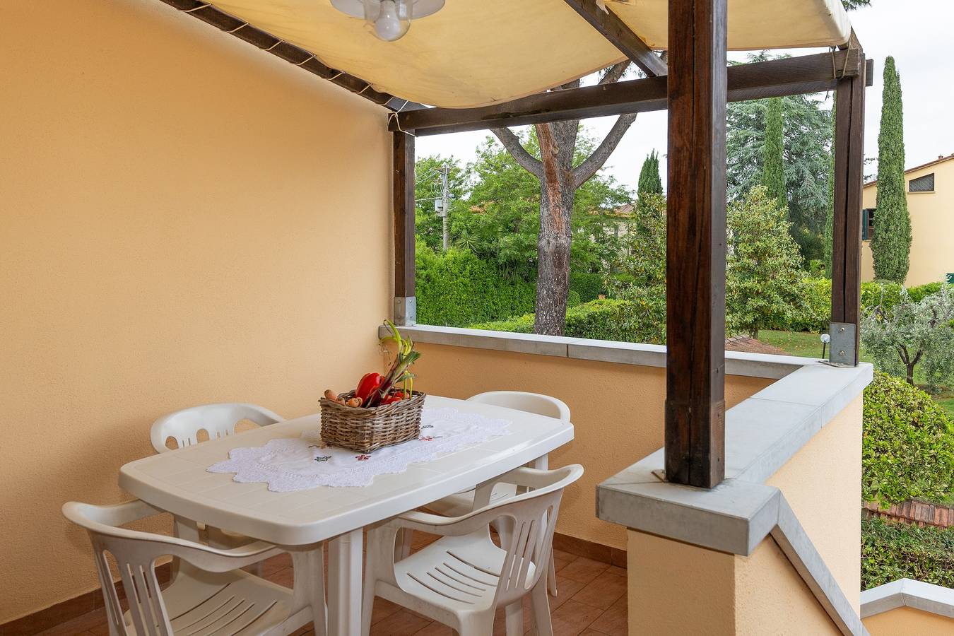 Entire apartment, 'Via Gorizia 8 - Yellow' Apartment with Shared Garden, Wi-Fi and Air Conditioning in Cecina, Etruscan Coast
