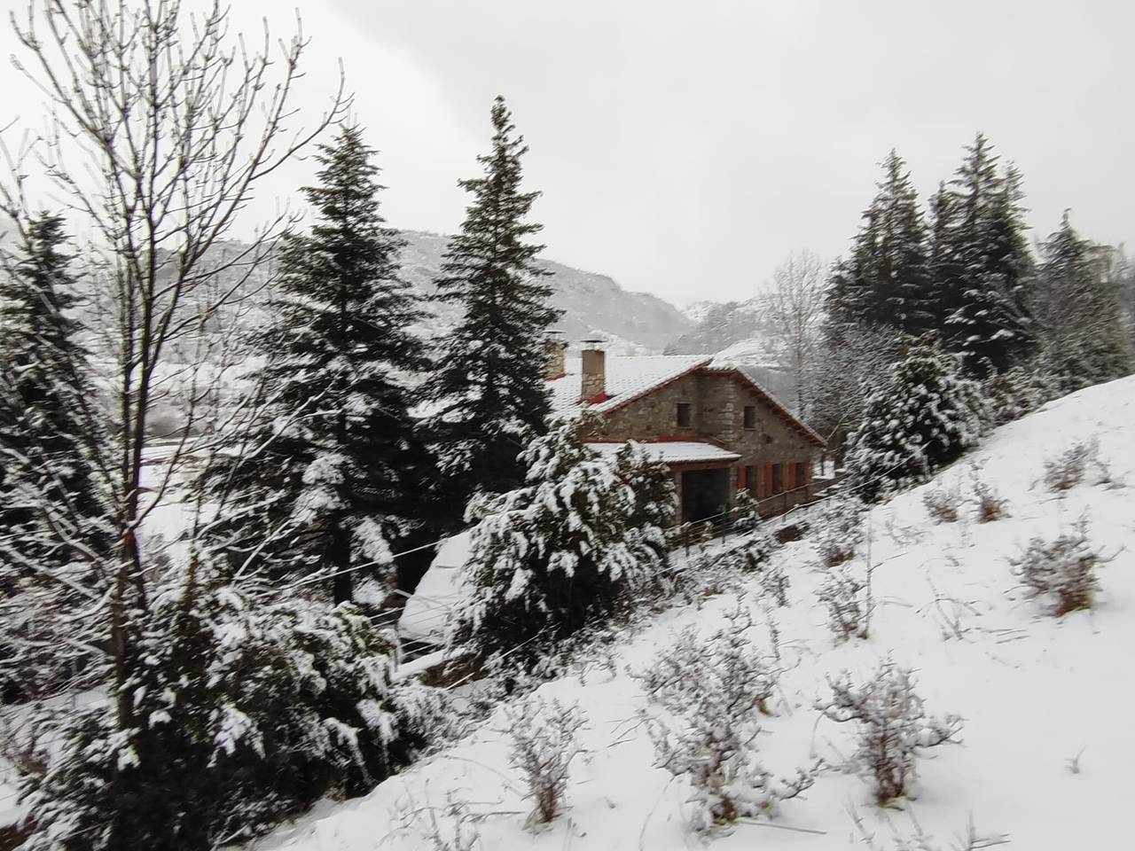 Casa Rural 'El Bac' con vistas a la montaña, terraza y jardín privados in Castellar de Nuch, Pirineo Catalan