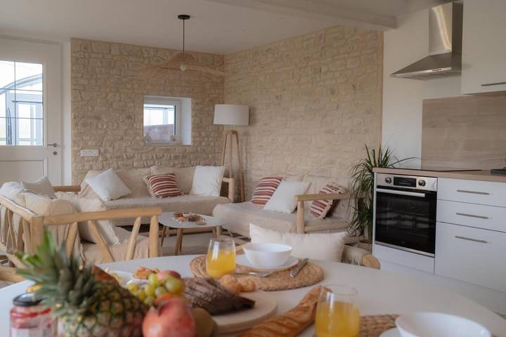 Location de vacances pour 5 personnes, avec vue et terrasse ainsi que sauna et piscine, animaux acceptés à Écrosnes