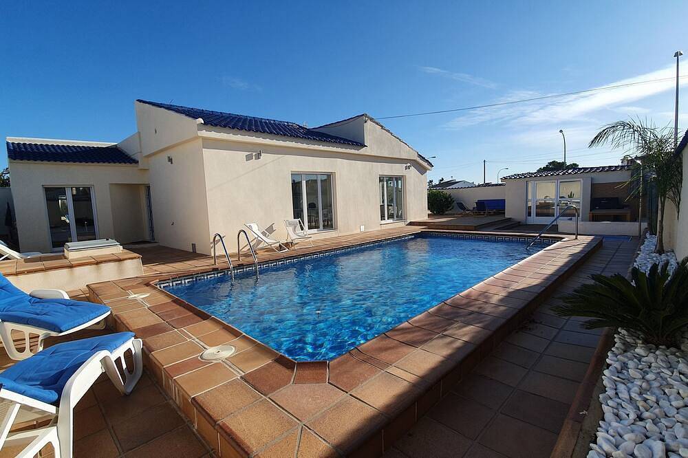 Cheap Villa for 8 People in El Chaparral, Torrevieja