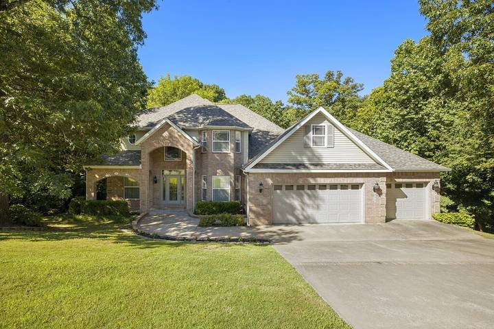 Vacation rental for 15 people, with yard and hot tub in Bentonville