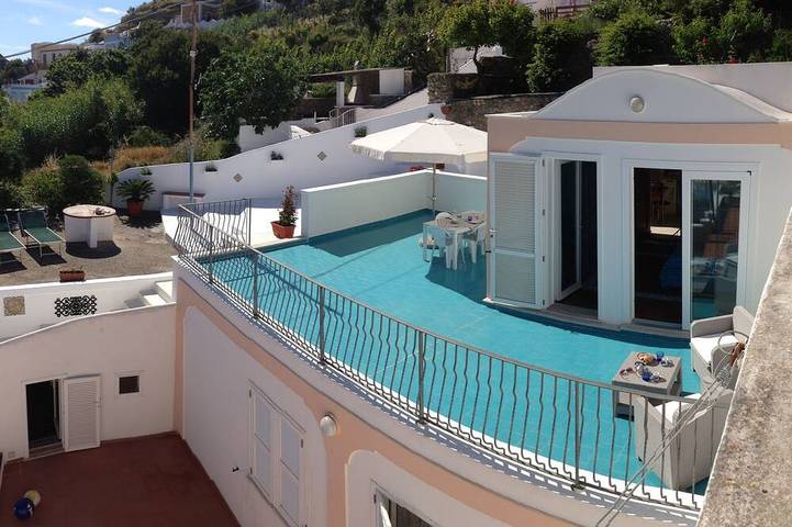 Ganze Wohnung, Cozy Apartment with a Large Terrace Overlooking the Sea in Ponza, Latium