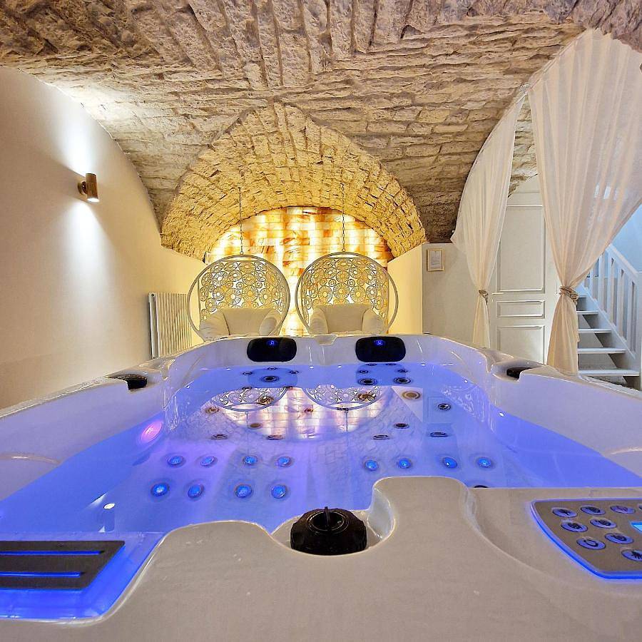 Queen Room with Spa Bath in Dole, Jura