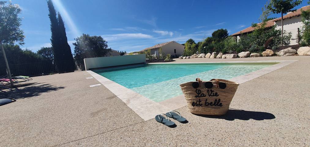 Gîte pour 11 personnes, avec jardin ainsi que piscine et terrasse