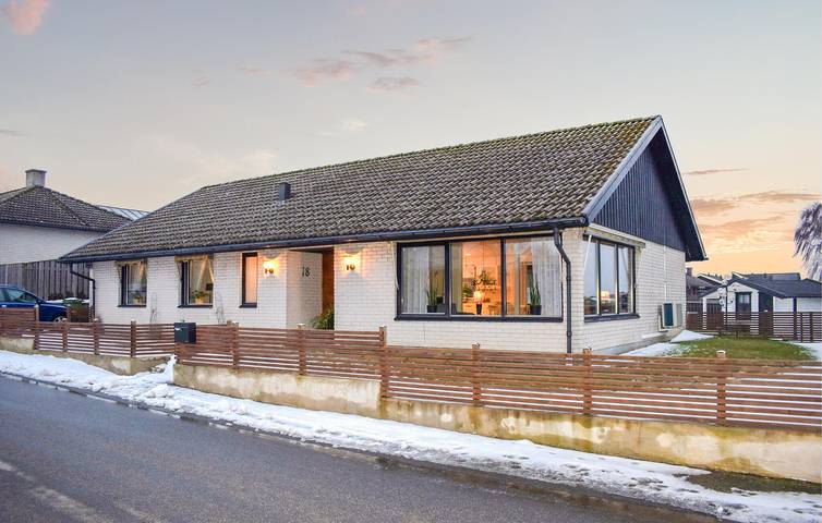 Ferienhaus für 6 Personen, mit Garten und Pool sowie Terrasse in Simrishamn