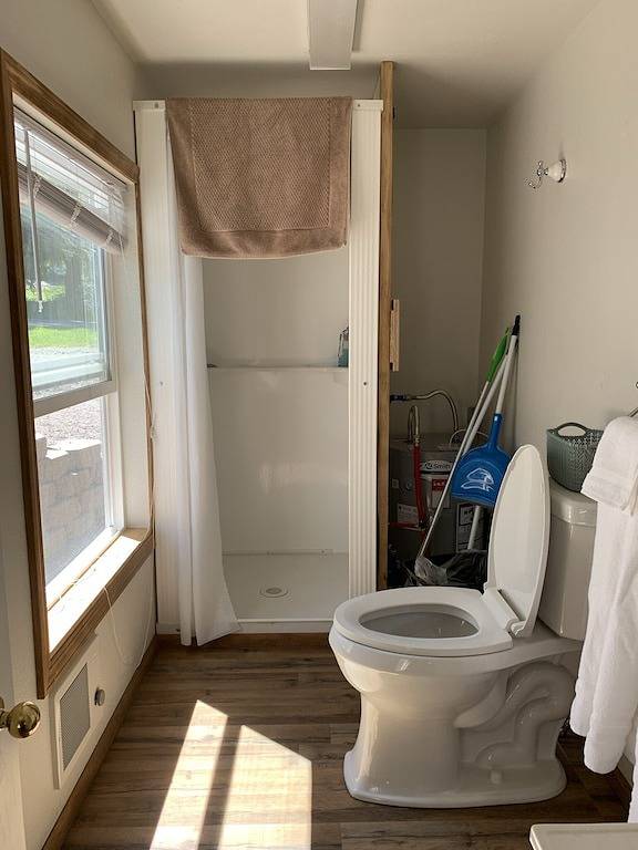 One bedroom cabin located about two blocks from Flathead Lake and the public bea in Lakeside (MT), Flathead National Forest