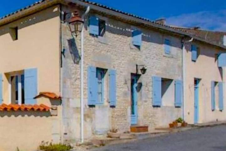 Location de vacances pour 5 personnes, avec terrasse ainsi que jardin et piscine à Semoussac