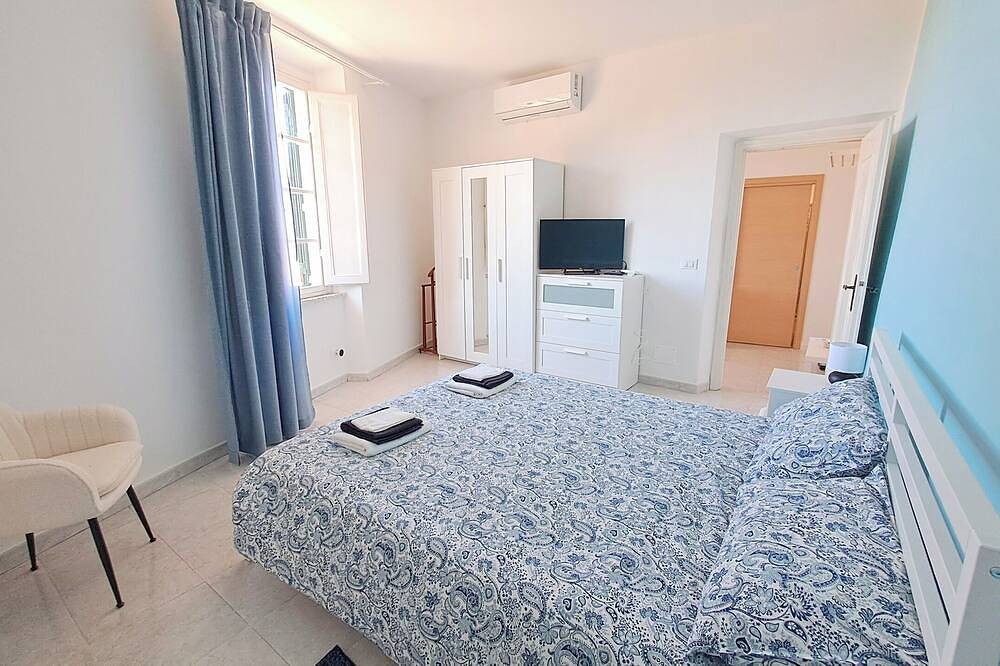 In quiet area, overlooking with sea view, 10 minutes from downtown and the sea in Livorno, Etruskische Küste